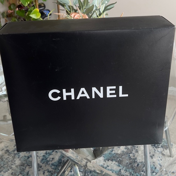 Authentic black Chanel medium gold chain bag. Normal scratch and wear. - Picture 10 of 12